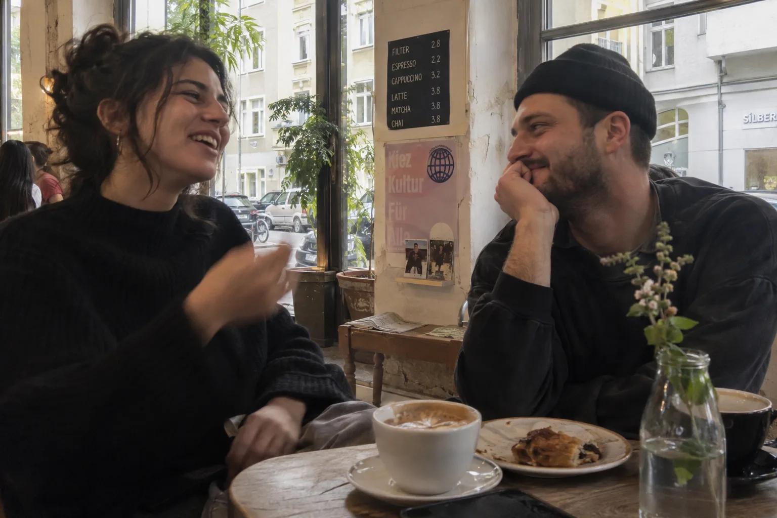 Zwei Menschen treffen sich wieder zum Kaffee