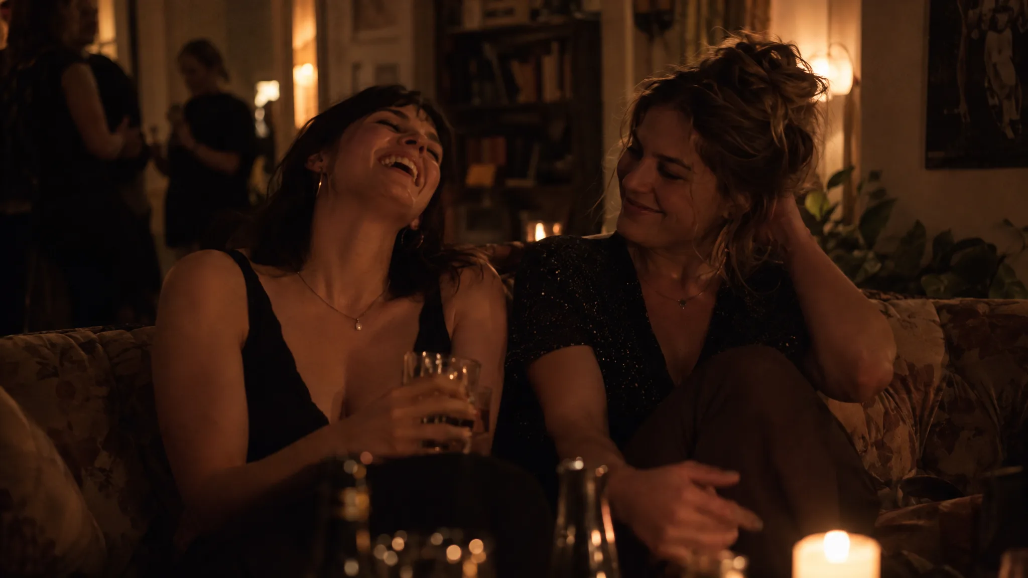 Zwei Frauen lachen auf einem Sofa